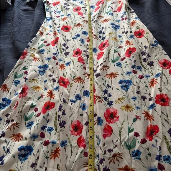 Brand new, never worn. Brightly flowered Polyester nightgown. Marked size M. - Picture 8 of 8